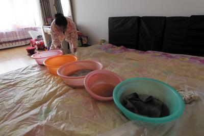 穆棱楼上漏水，住户失联，小区没物管，业主维权难！律师来支招……